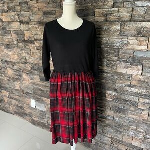 Casual Black and Red Pleated Dress with 3/4 Sleeves